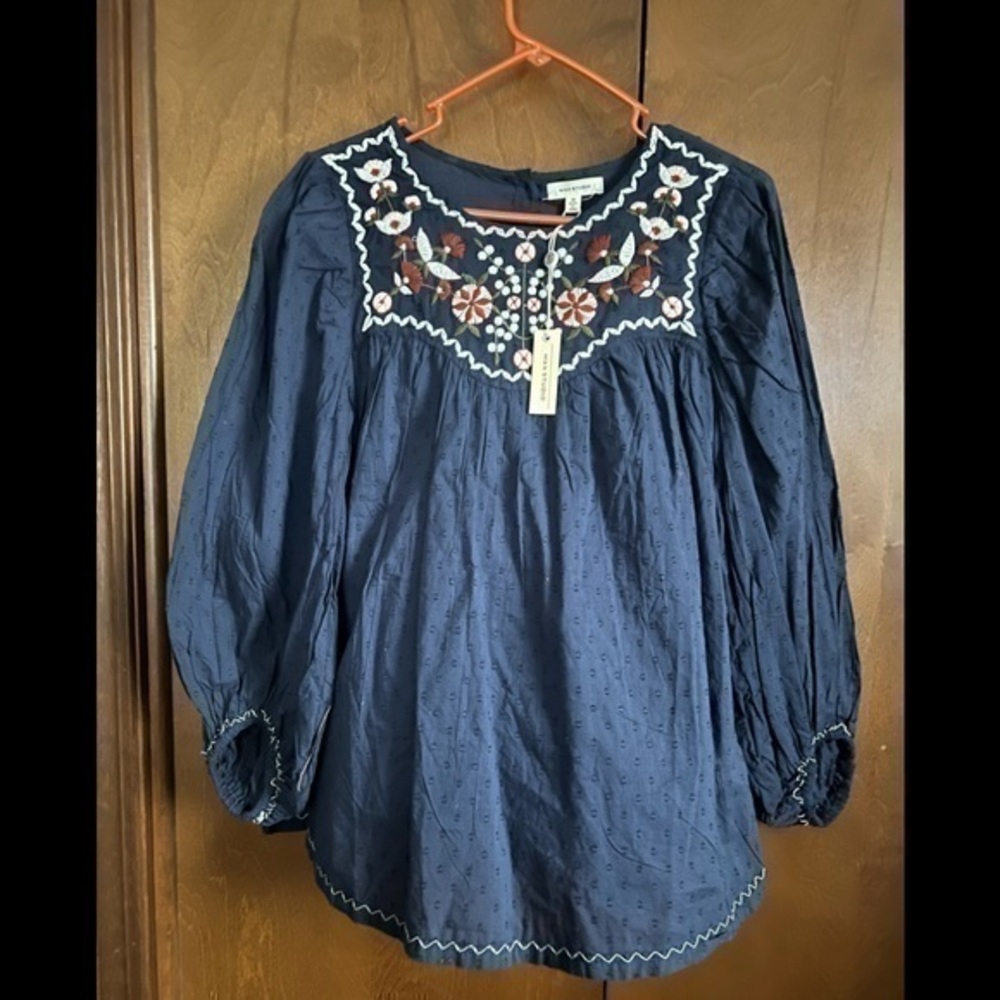 Max Studio Boho Vibe Embroidered Top NWT Sz Medium. Navy& Multi